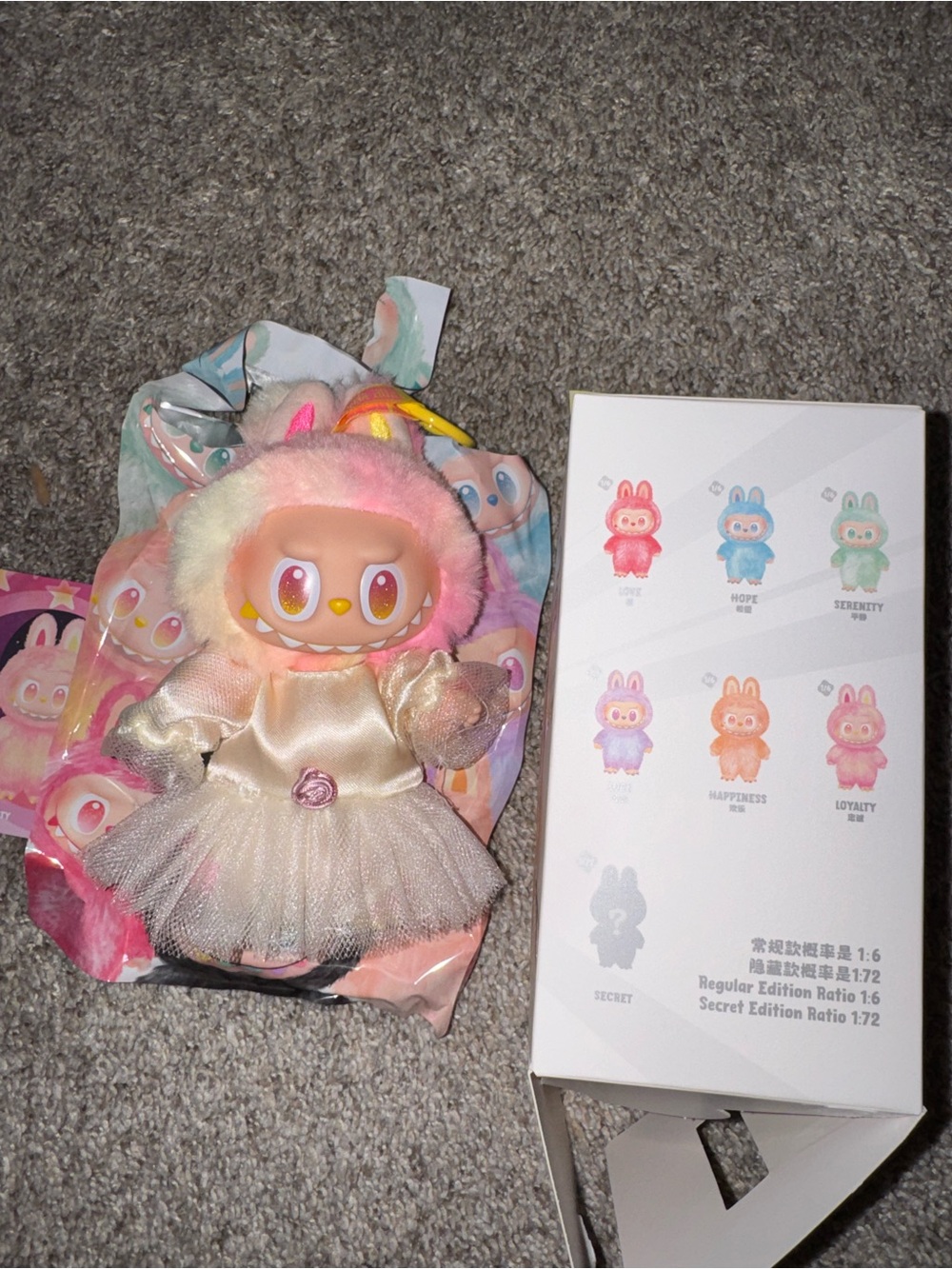 Pop Mart Labubu Big Into Energy Loyalty authentic with included outfit - Picture 3 of 3